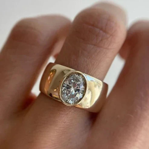 Vintage Ring with Inlaid Zirconia in Gold