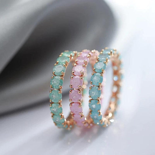 Ring with round stone made of gold